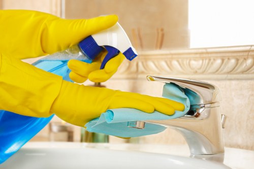 Hot water extraction cleaning equipment for carpets